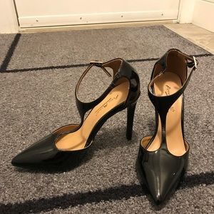 Anne Michelle T-Strap Pumps NWOT